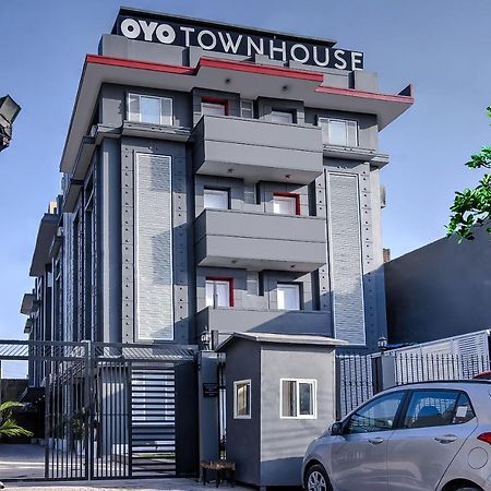 Отель Oyo Townhouse 044 Sector 14 Gurugram Гургаон Экстерьер фото