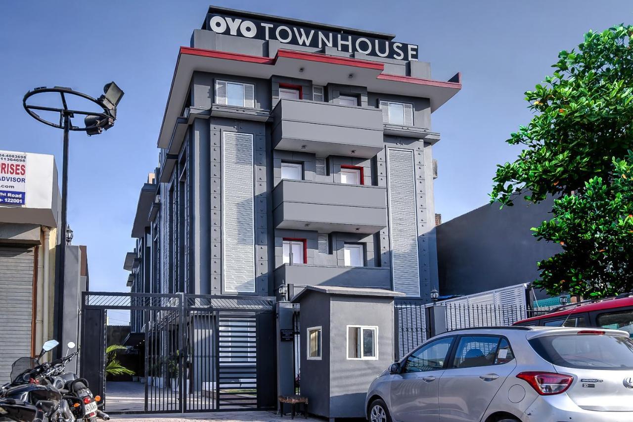 Отель Oyo Townhouse 044 Sector 14 Gurugram Гургаон Экстерьер фото
