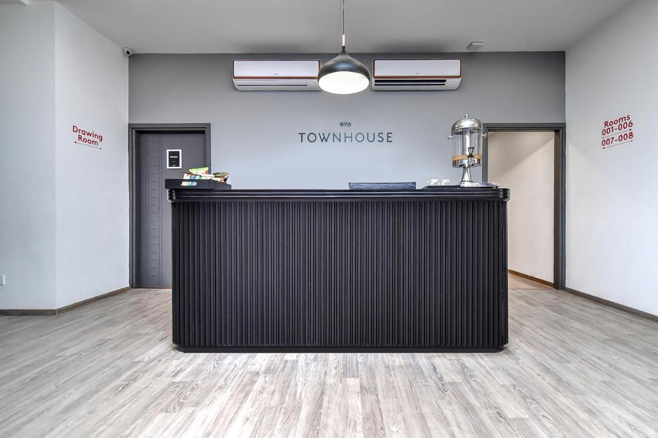Отель Oyo Townhouse 044 Sector 14 Gurugram Гургаон Экстерьер фото