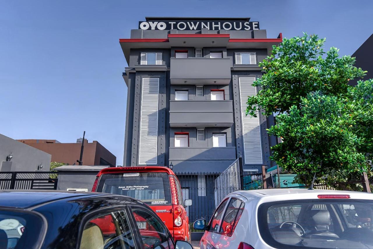 Отель Oyo Townhouse 044 Sector 14 Gurugram Гургаон Экстерьер фото