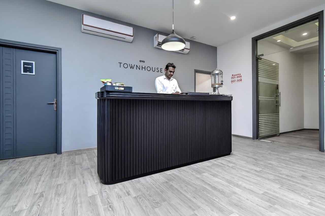 Отель Oyo Townhouse 044 Sector 14 Gurugram Гургаон Экстерьер фото