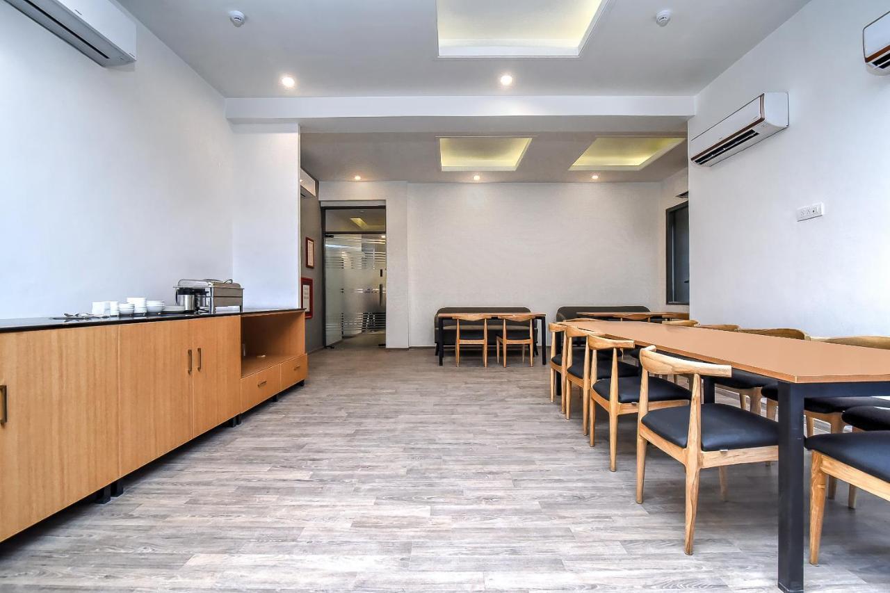 Отель Oyo Townhouse 044 Sector 14 Gurugram Гургаон Экстерьер фото