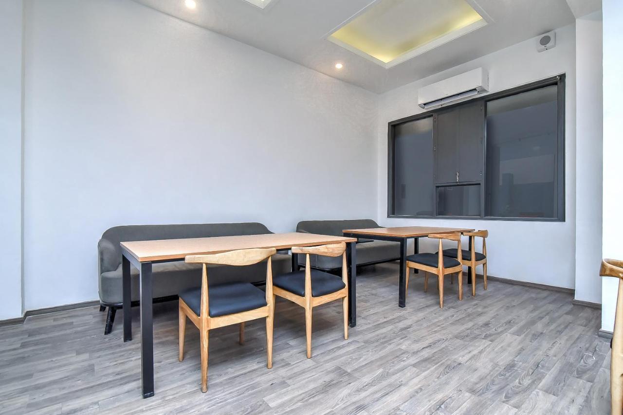 Отель Oyo Townhouse 044 Sector 14 Gurugram Гургаон Экстерьер фото
