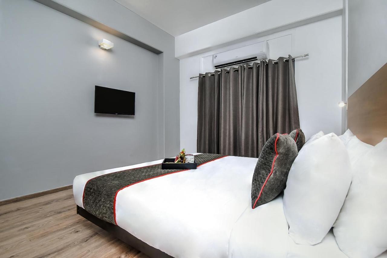 Отель Oyo Townhouse 044 Sector 14 Gurugram Гургаон Экстерьер фото