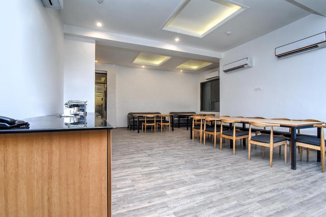 Отель Oyo Townhouse 044 Sector 14 Gurugram Гургаон Экстерьер фото
