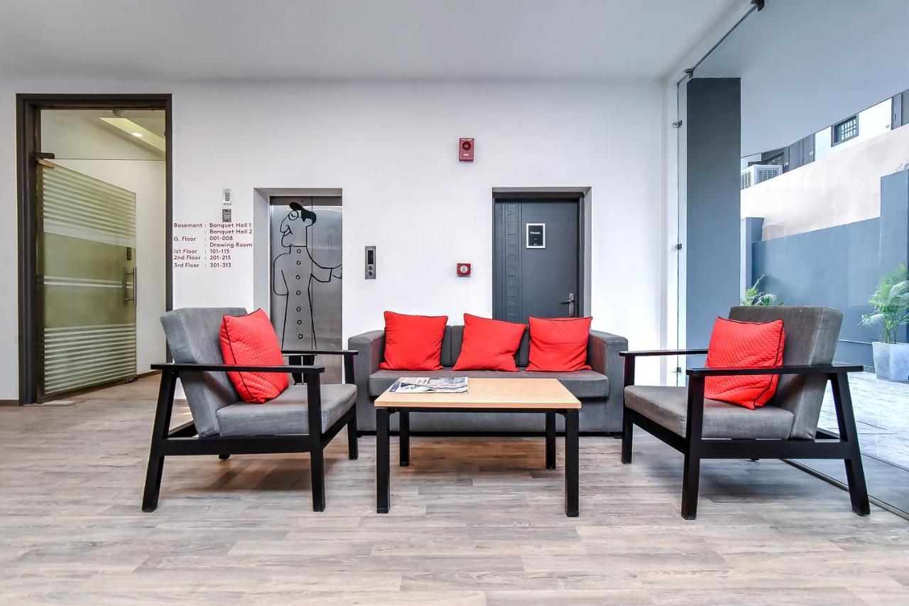 Отель Oyo Townhouse 044 Sector 14 Gurugram Гургаон Экстерьер фото