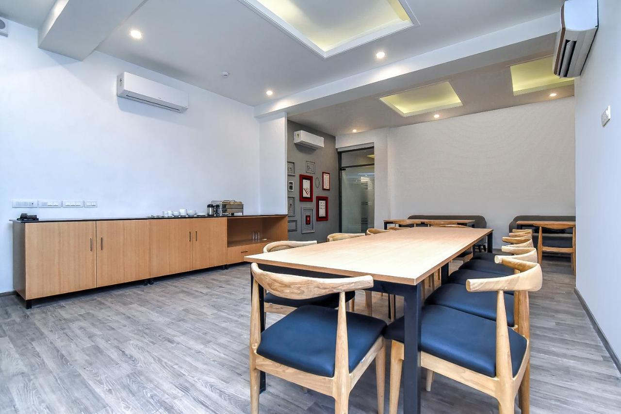 Отель Oyo Townhouse 044 Sector 14 Gurugram Гургаон Экстерьер фото
