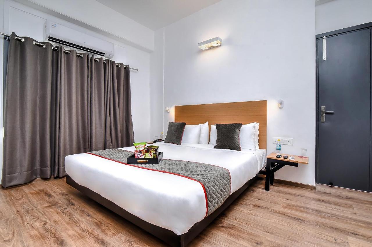 Отель Oyo Townhouse 044 Sector 14 Gurugram Гургаон Экстерьер фото