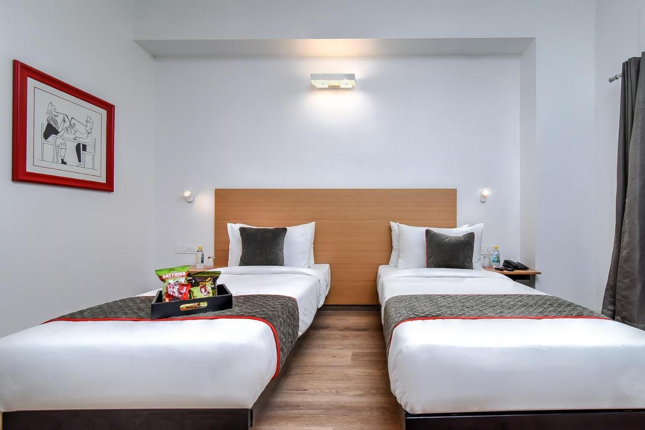Отель Oyo Townhouse 044 Sector 14 Gurugram Гургаон Экстерьер фото