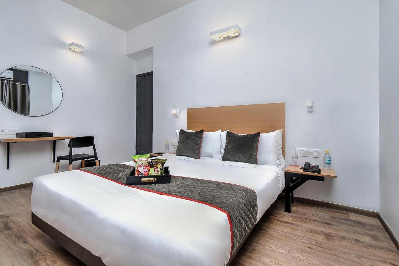 Отель Oyo Townhouse 044 Sector 14 Gurugram Гургаон Экстерьер фото