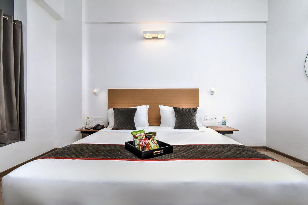 Отель Oyo Townhouse 044 Sector 14 Gurugram Гургаон Экстерьер фото