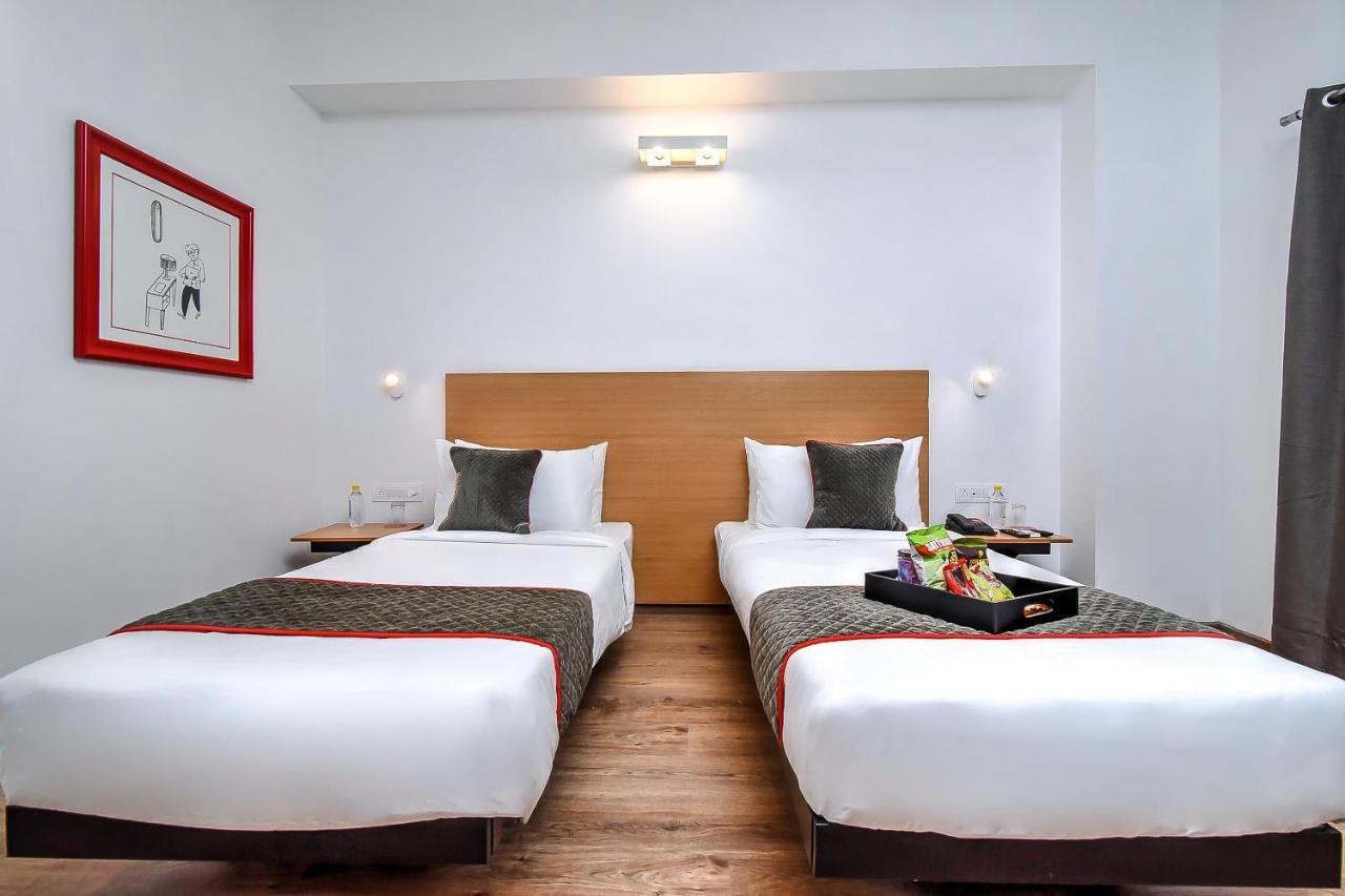 Отель Oyo Townhouse 044 Sector 14 Gurugram Гургаон Экстерьер фото