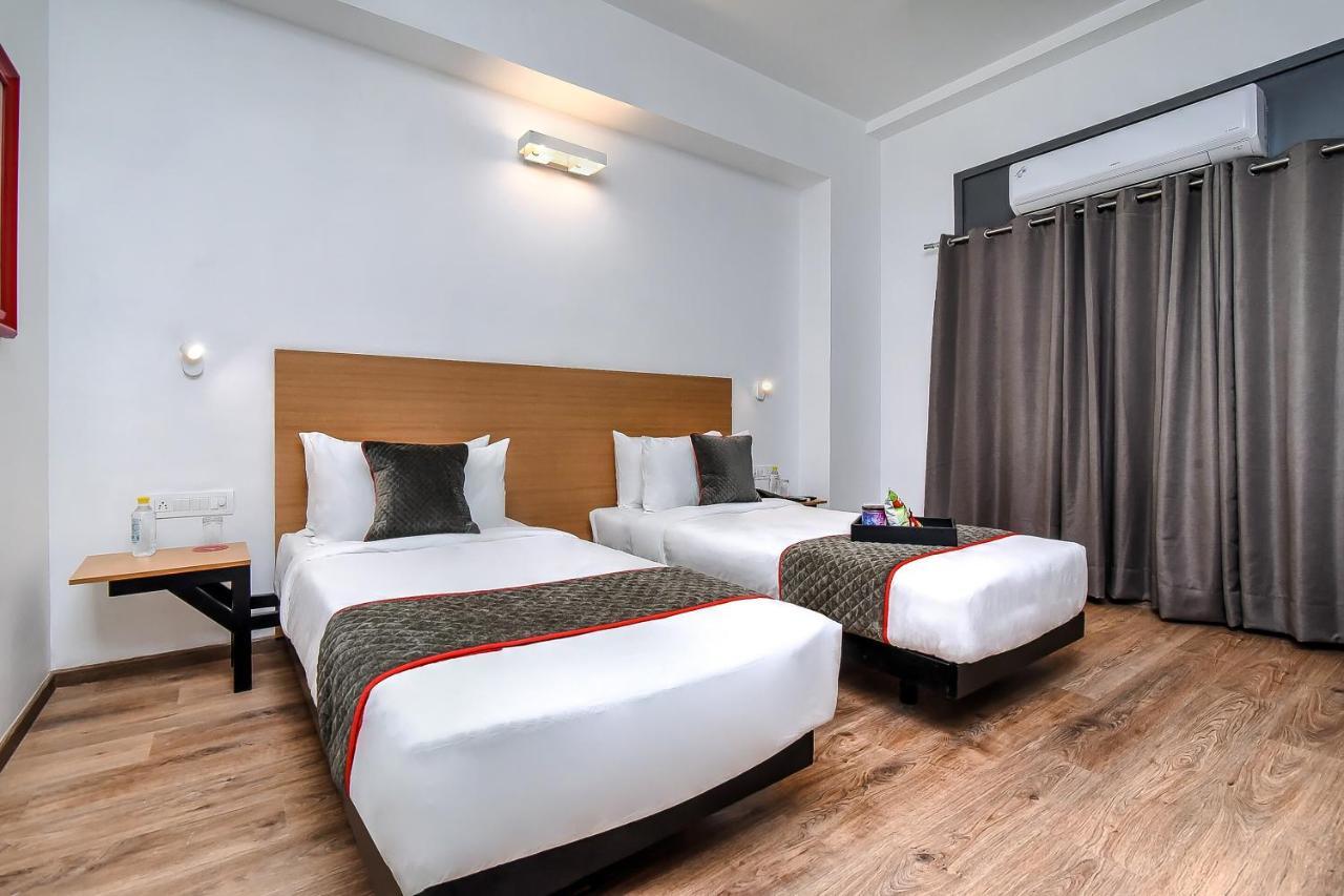 Отель Oyo Townhouse 044 Sector 14 Gurugram Гургаон Экстерьер фото