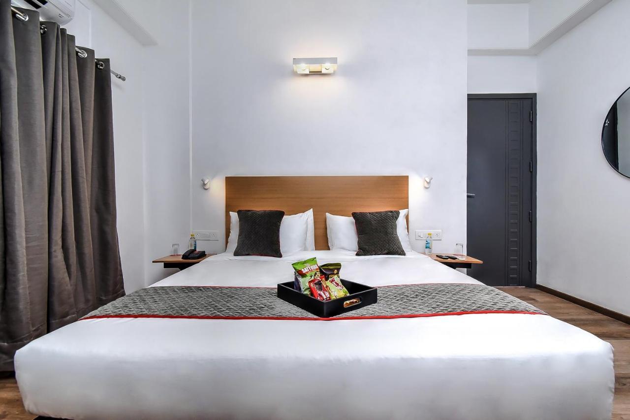 Отель Oyo Townhouse 044 Sector 14 Gurugram Гургаон Экстерьер фото