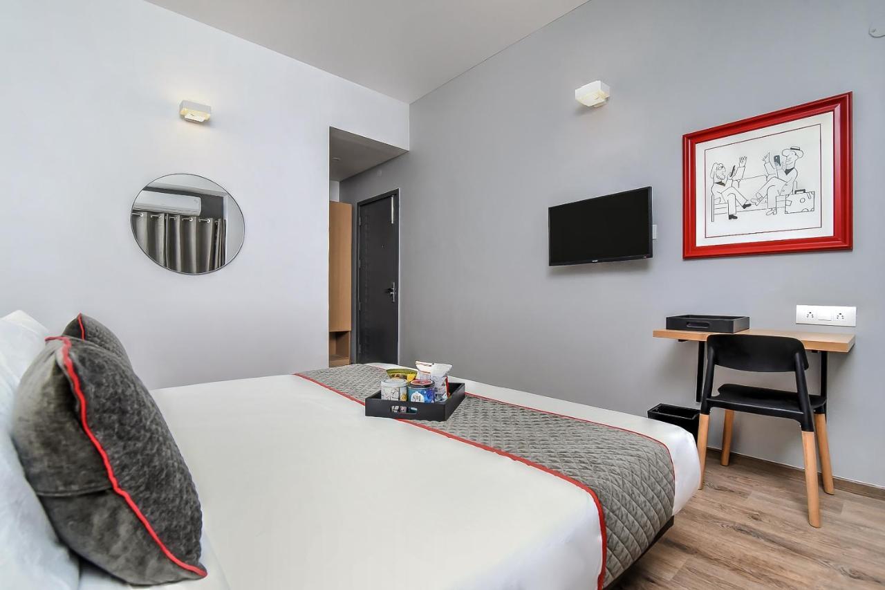 Отель Oyo Townhouse 044 Sector 14 Gurugram Гургаон Экстерьер фото