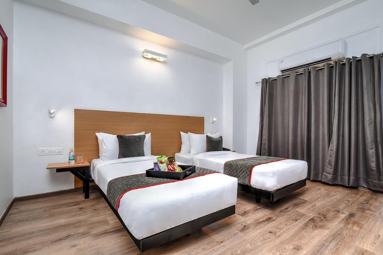 Отель Oyo Townhouse 044 Sector 14 Gurugram Гургаон Экстерьер фото