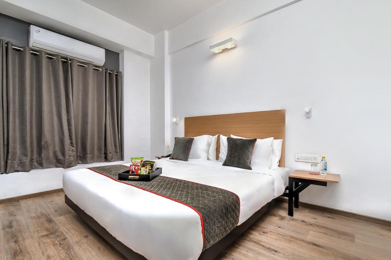 Отель Oyo Townhouse 044 Sector 14 Gurugram Гургаон Экстерьер фото