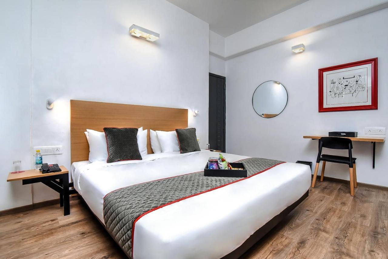 Отель Oyo Townhouse 044 Sector 14 Gurugram Гургаон Экстерьер фото