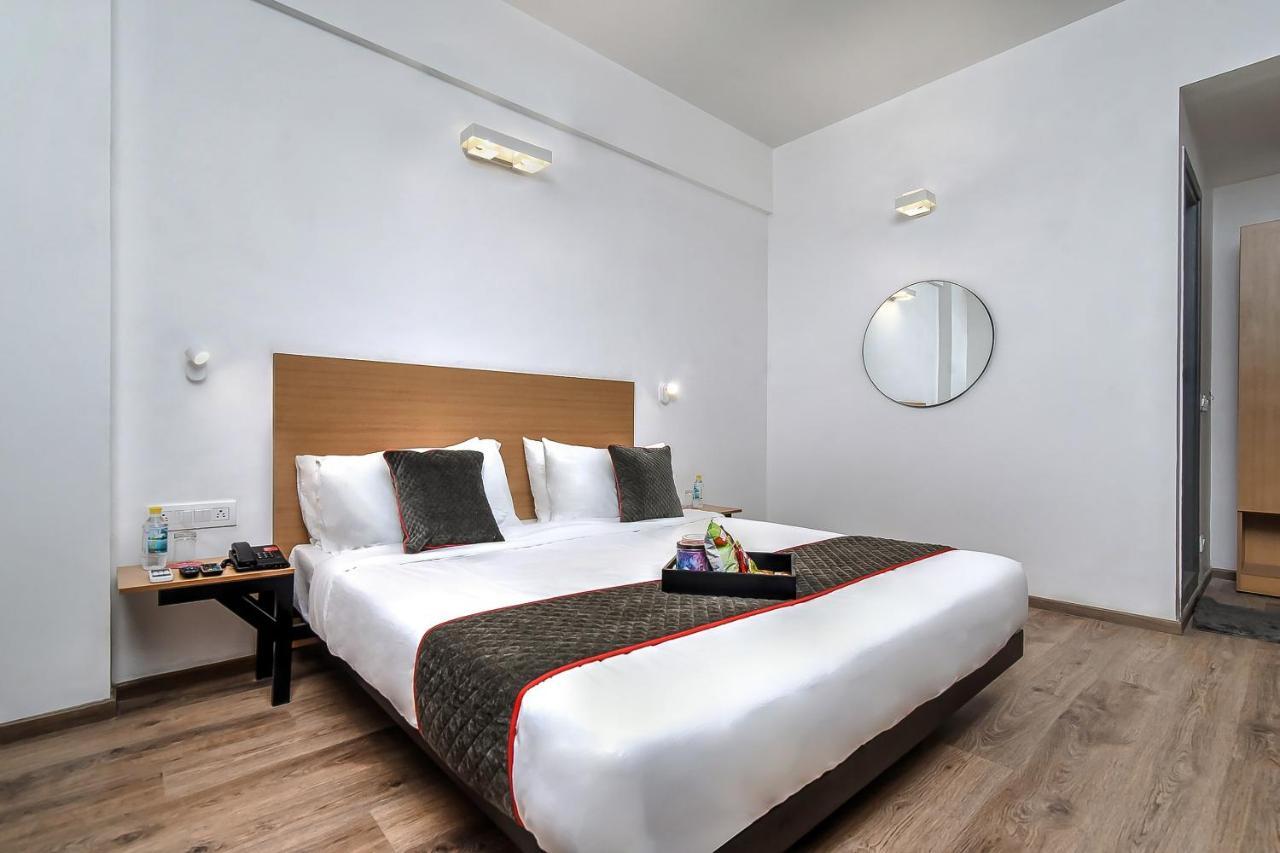 Отель Oyo Townhouse 044 Sector 14 Gurugram Гургаон Экстерьер фото