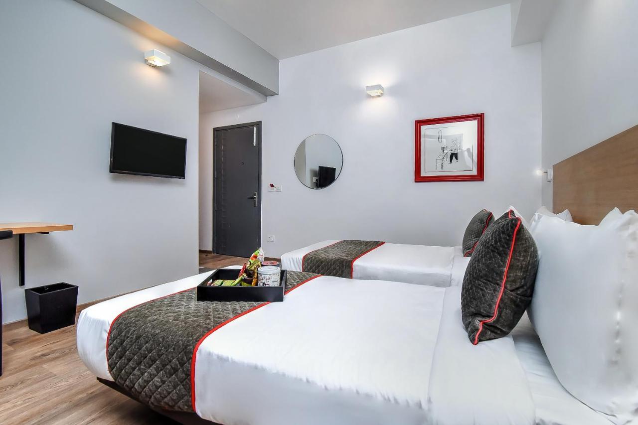 Отель Oyo Townhouse 044 Sector 14 Gurugram Гургаон Экстерьер фото