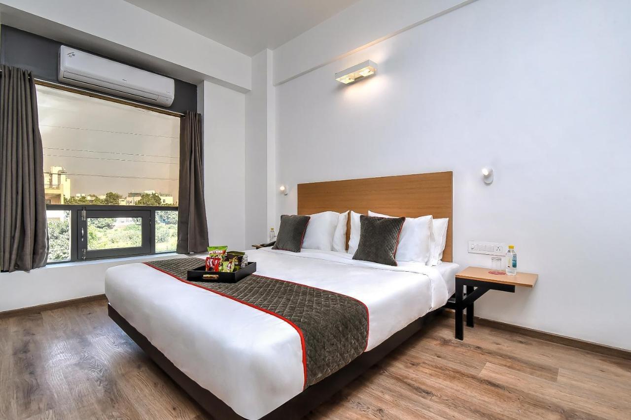 Отель Oyo Townhouse 044 Sector 14 Gurugram Гургаон Экстерьер фото